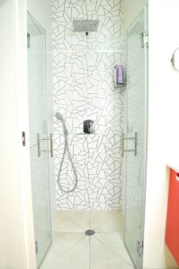בית משפחת טל-בצר, תא רחצה מקלחת הורים